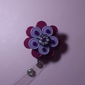 Retractable name badge holder